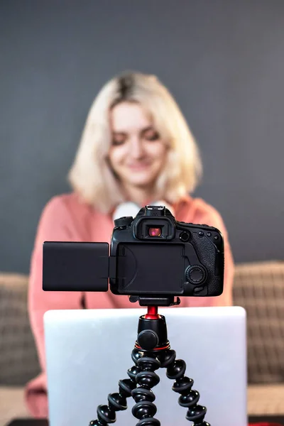 Joven Creadora Contenido Chica Rubia Está Computadora Portátil Mesa Filmando —  Fotos de Stock