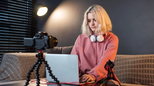 Młoda Twórczyni Treści Blondynka Słuchawkami Pracująca Laptopie Stole Kamerą Statywie — Zdjęcie stockowe