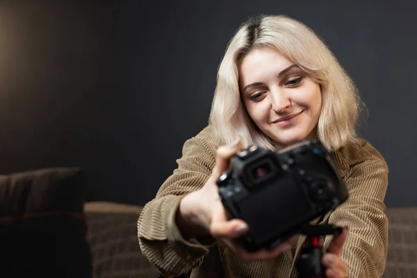 Młoda Blondynka Twórczyni Treści Umieszczająca Kamerę Statywie Filmowanie Siebie Mówiącego — Zdjęcie stockowe