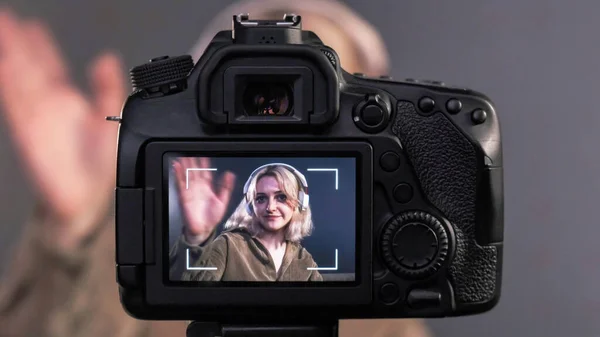 Młoda Blondynka Tworząca Treści Rozmawiająca Gestykulująca Dziewczyna Nagrywająca Się Kamerą — Zdjęcie stockowe