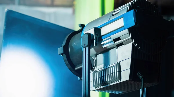 映画セット上のプロの照明器具 — ストック写真