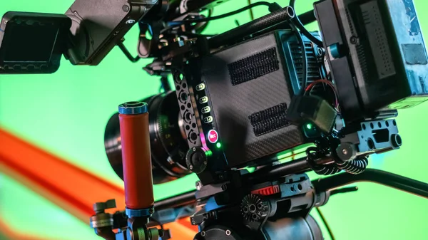 Videocámara Profesional Set Películas Con Muchos Cables Pantalla Verde Fondo — Foto de Stock