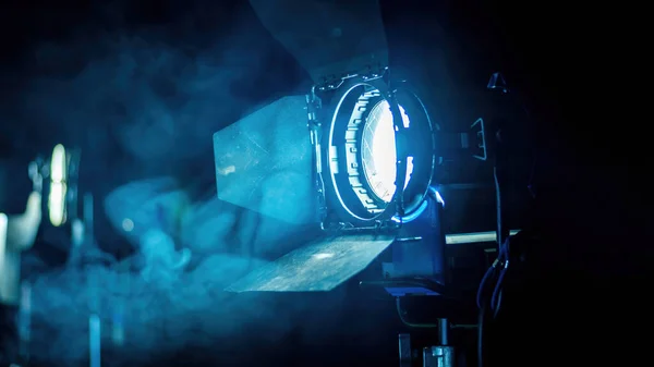 空気中の煙と設定された映画のプロの照明器具 — ストック写真