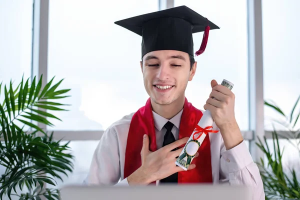 Glücklicher Junger Mann Der Mit Einer Schriftrolle Der Hand Auf — Stockfoto