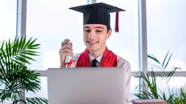 Šťastný Mladý Muž Mluví Gestikuluje Online Univerzitní Promoci Svém Notebooku — Stock fotografie