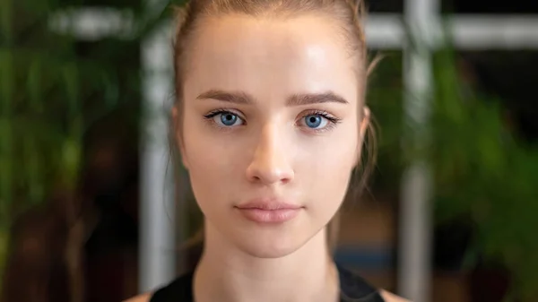 Retrato Una Joven Rubia Con Ojos Azules Brillantes Piel Perfecta — Foto de Stock