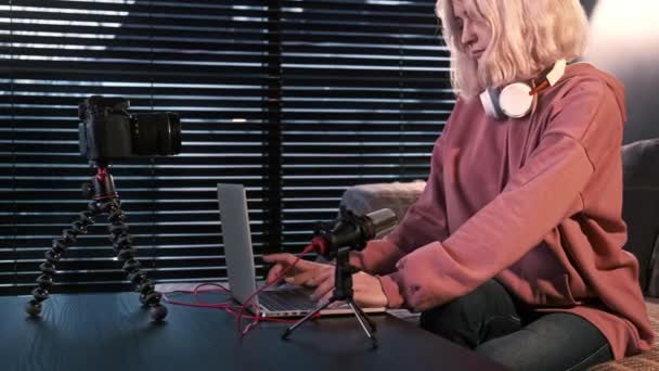 Junge Content Creator Blonde Mädchen Mit Kopfhörern Arbeiten Auf Ihrem — Stockvideo