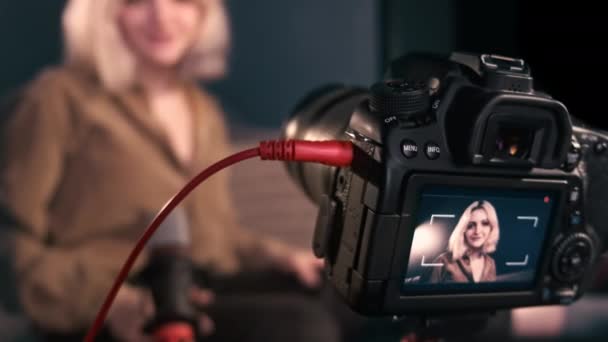 Joven Creadora Contenido Rubia Chica Conectando Cable Cámara Trípode Filmándose — Vídeos de Stock