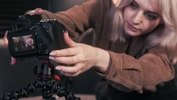 年轻的内容创造者金发碧眼的女孩把相机放在三脚架和拍摄自己说话的Vlog 在家工作 — 图库视频影像