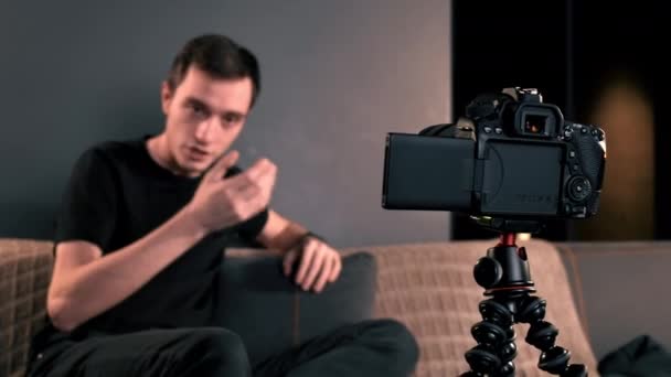 Mladý Tvůrce Obsahu Mluví Gestikuluje Používá Kameru Stativu Při Nahrávání — Stock video