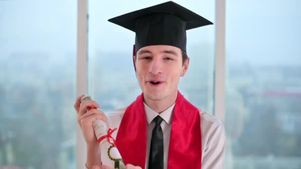 Jovem Com Diploma Graduação Falar Para Câmara Graduação Line Cerimônia — Vídeo de Stock