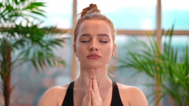 Молодая Женщина Молитве Йоги Позирует Помещении Квартире Город Заднем Плане — стоковое видео