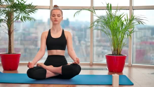 Mujer Joven Posición Loto Yoga Meditando Interiores Apartamento Con Ciudad — Vídeos de Stock