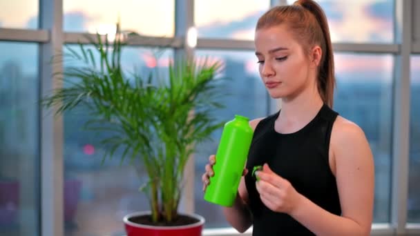 Jonge Vrouw Die Water Drinkt Het Sporten Met Stad Achtergrond — Stockvideo