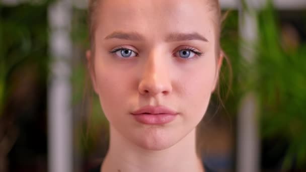 Primer Plano Retrato Cara Chica Joven Con Ojos Azules Apartamento — Vídeos de Stock