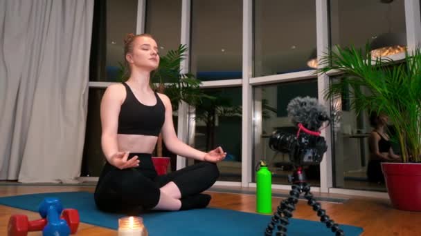 Giovane Ragazza Donna Che Parla Sulla Macchina Fotografica Mentre Yoga — Video Stock
