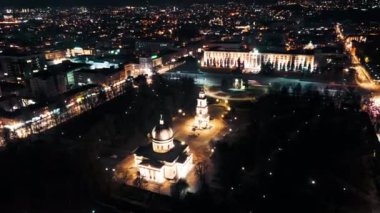 Chisinau şehir simgelerinin hava aracı hiperhızlandırılmış zaman atlaması. Zafer Kemeri, İsa 'nın Doğuşu Katedrali, Hükümet Binası. Moldova