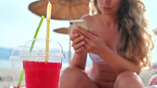 Ένα Κόκκινο Κοκτέιλ Στην Παραλία Λευκή Γυναίκα Smartphone Κάθεται Στην — Αρχείο Βίντεο