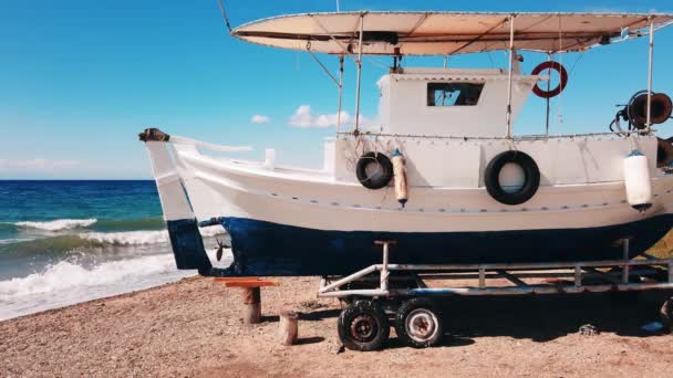 Barco Decoração Sobre Rodas Perto Costa Mar Egeu Nikiti Grécia — Vídeo de Stock