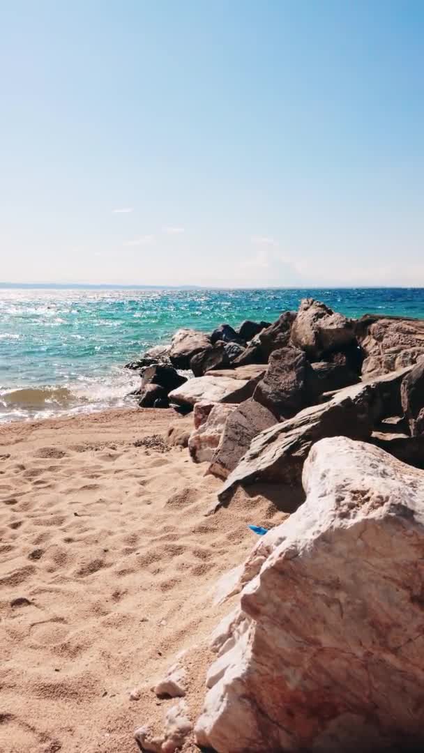 Plaża Wybrzeżu Morza Egejskiego Skałami Prowadzącymi Wody Lądowanie Oddali Nikiti — Wideo stockowe