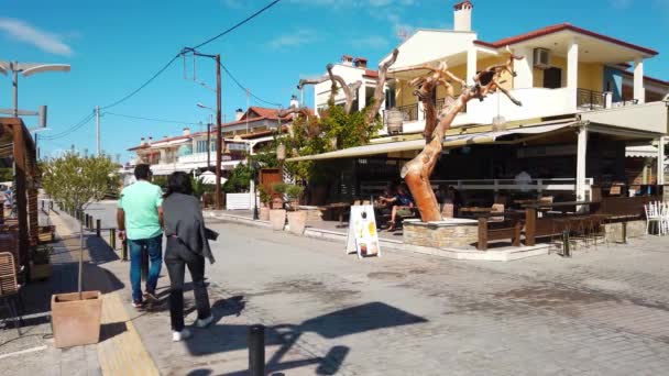 Nikiti Griechenland Oktober 2020 Uferstraße Der Stadt Der Ägäis Gehende — Stockvideo