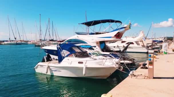 Nikiti Greece October 2020 爱琴海港口 有多艘停泊游艇和船只 天气晴朗 慢动作 — 图库视频影像