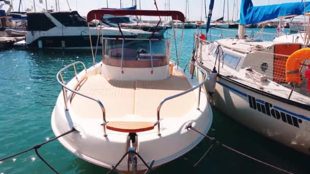 Nikiti Grekland Oktober 2020 Egeiska Havet Hamn Med Flera Förtöjda — Stockvideo