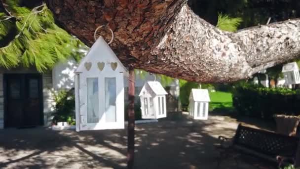 Ondeggiante Nei Casi Vento Candele Sospese Ramo Albero Giardino Casa — Video Stock