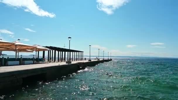 Muelle Con Cafetería Sombrillas Mirador Postes Lámpara Mar Egeo Nikiti — Vídeo de stock