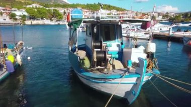 NEOS MARMARMARAS, GREECE - 8 Ekim 2020: Birden fazla demirli yat ve tekneleri olan Ege limanı, açık hava. Yavaş çekim