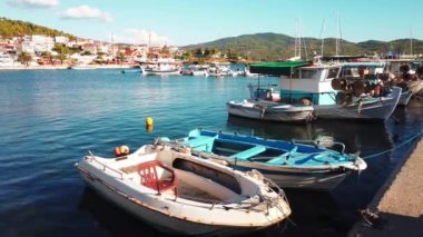 NEOS MARMARMARAS, GREECE - 8 Ekim 2020: Birden fazla demirli yat ve tekneleri olan Ege limanı, açık hava. Yavaş çekim