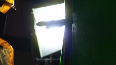 Film setinde profesyonel ışıklandırma ekipmanları