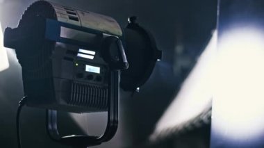 Film setinde profesyonel ışıklandırma ekipmanları