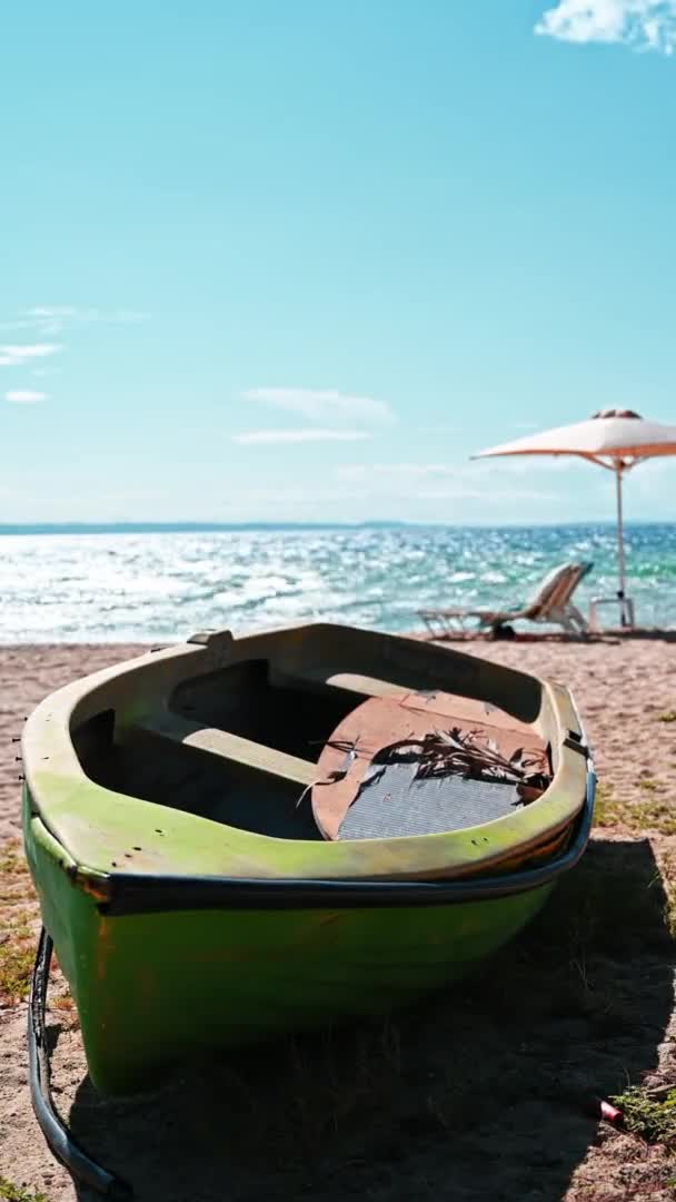 Barco Playa Hecho Metal Color Verde Sombrillas Tumbonas Mar Egeo — Vídeos de Stock