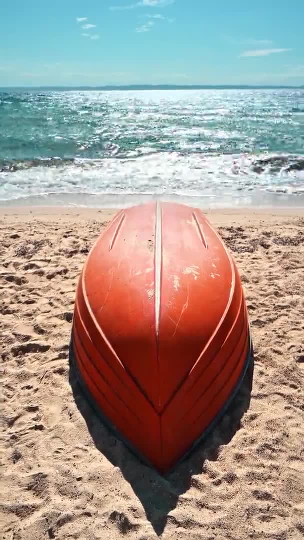 Bote Volteado Con Fondo Naranja Una Playa Mar Egeo Nikiti — Vídeos de Stock