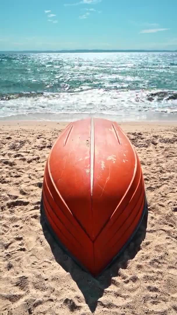 Barco Virado Com Fundo Laranja Uma Praia Mar Egeu Nikiti — Vídeo de Stock