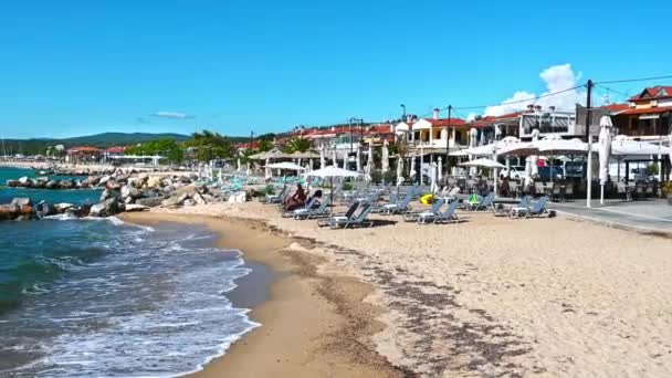Nikiti Griechenland Oktober 2020 Strand Der Ägäisküste Mit Ruhenden Menschen — Stockvideo