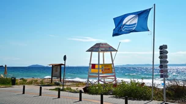 Nikiti Griechenland Oktober 2020 Ägäis Küste Mit Wegweiser Flagge Und — Stockvideo
