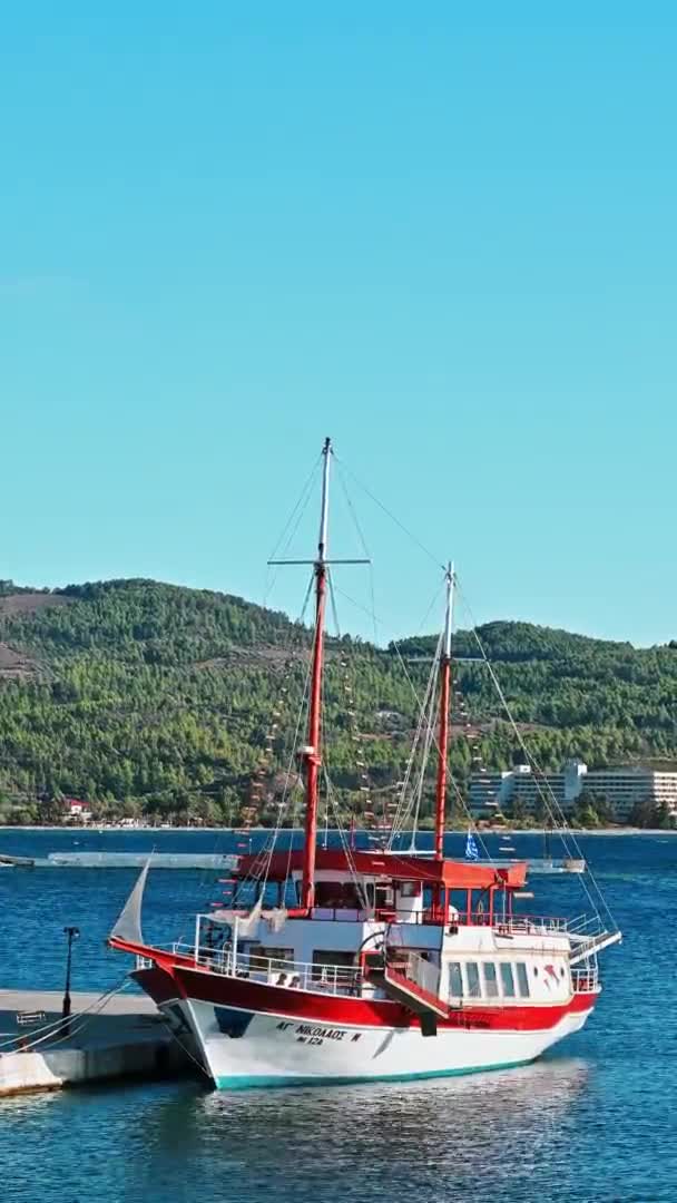 Neos Marmaras Grekland Oktober 2020 Förtöjd Segelbåt Nära Brygga Grön — Stockvideo