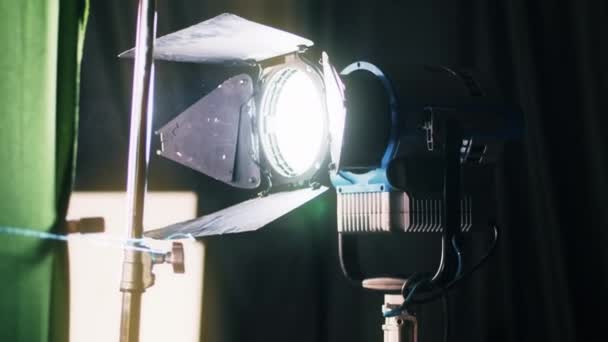 Profesjonalny Sprzęt Oświetleniowy Planie Filmowym Dymem Powietrzu — Wideo stockowe