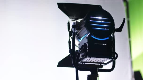 映画セット上のプロの照明器具 — ストック動画