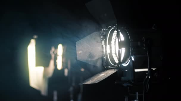 Professionele Verlichtingsapparatuur Filmset Met Rook Lucht — Stockvideo
