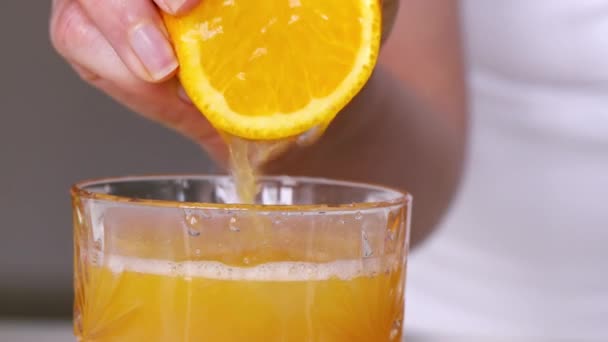 Μια Γυναίκα Βάζει Χυμό Από Ένα Πορτοκάλι Ένα Ποτήρι Αργή — Αρχείο Βίντεο
