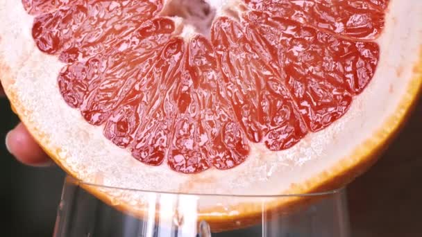 一个女人把柚子汁挤进杯子里 慢动作 — 图库视频影像