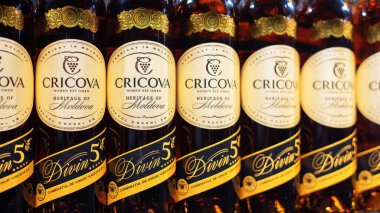 CRICOVA, MOLDOVA - 6 Nisan 2021:? Şaraphanedeki ognac şişeleri