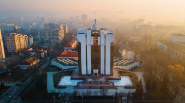 Moldova 'nın Chisinau kentindeki Başkanlık binası. Havada sis, çıplak ağaçlar, binalar, yollar. İnsansız hava aracından görüntüle