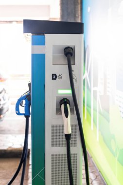 CHISINAU, MOLDOVA - 26 Nisan 2021: Tabancaya takılı iki şarj aleti