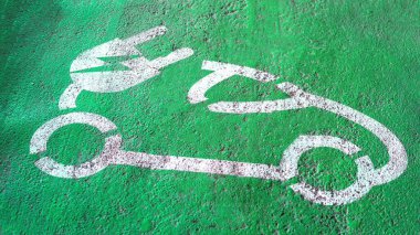 CHISINAU, MOLDOVA - 26 Nisan 2021: Yolda yeşil elektro araba şarj levhası