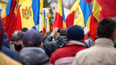 CHISINAU, MOLDOVA - 28 Nisan 2021: Anayasa Mahkemesi binası önünde erken seçimleri protesto eden insanlar