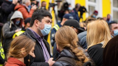 CHISINAU, MOLDOVA - 28 Nisan 2021: Anayasa Mahkemesi binası önünde erken seçimleri protesto eden insanlar